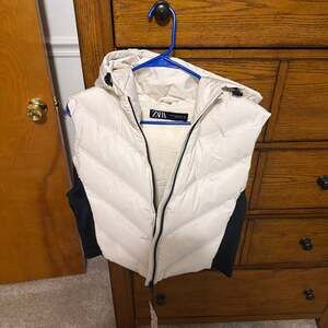 Zara Ecru Fitted Hooded Puffer Vest with Contrast Side Panels